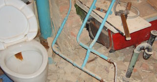 Профессиональный демонтаж перегородки ванной и туалета в Златоусте - от 582 рублей